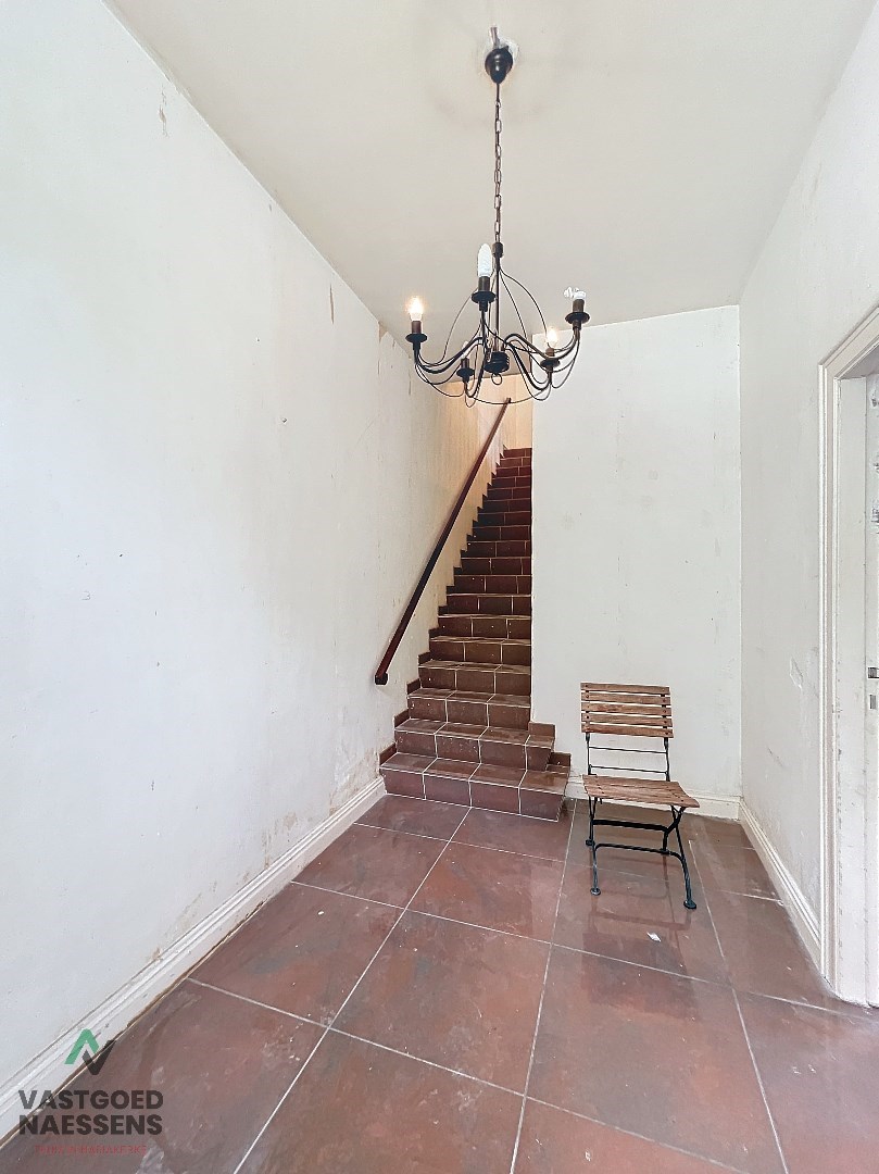 Maison d'angle avec entrepôt - garage - 5 chambres à coucher et terrasse 