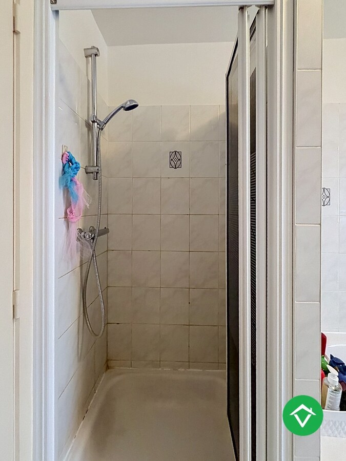 Instapklaar dakappartement met 4 slaapkamers, 2 terrassen en autostaanplaats te Roeselare (160m²) 