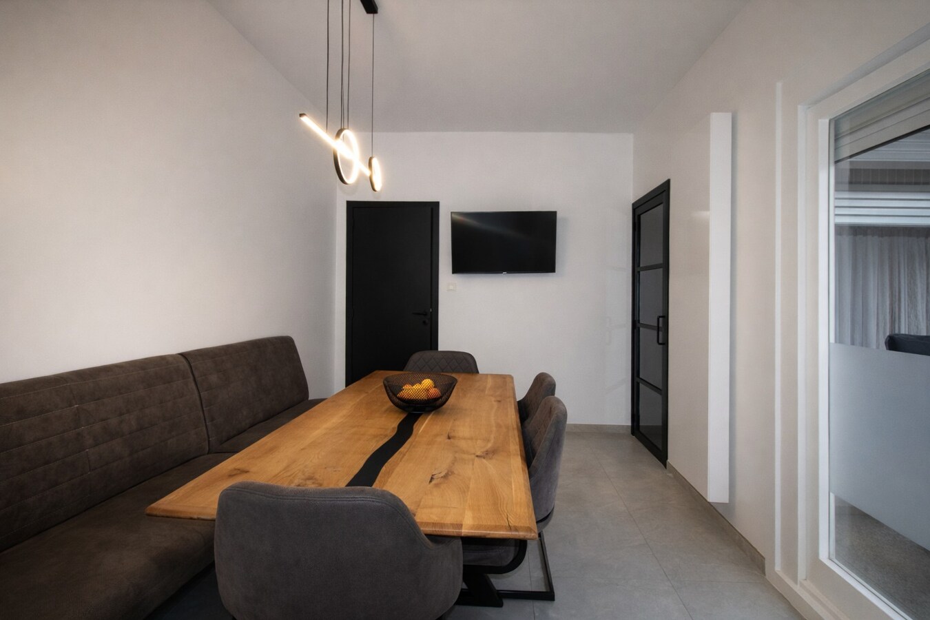 Te koop: Charmante halfopen gezinswoning met 4 slaapkamers en zuidgerichte tuin in hartje Sint-Niklaas! 