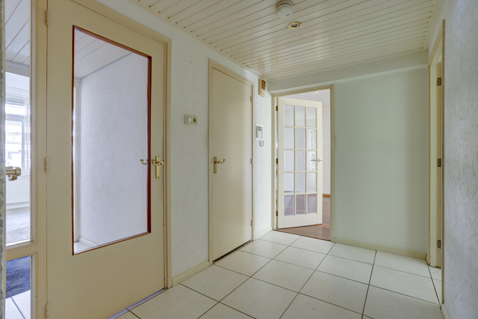 Bijna 100 m² gelijkvloers woonplezier op de begane grond met terras van ca. 36 m².  Deze 3- (voorheen 5) kamerwoning is gelegen op eigen grond! 