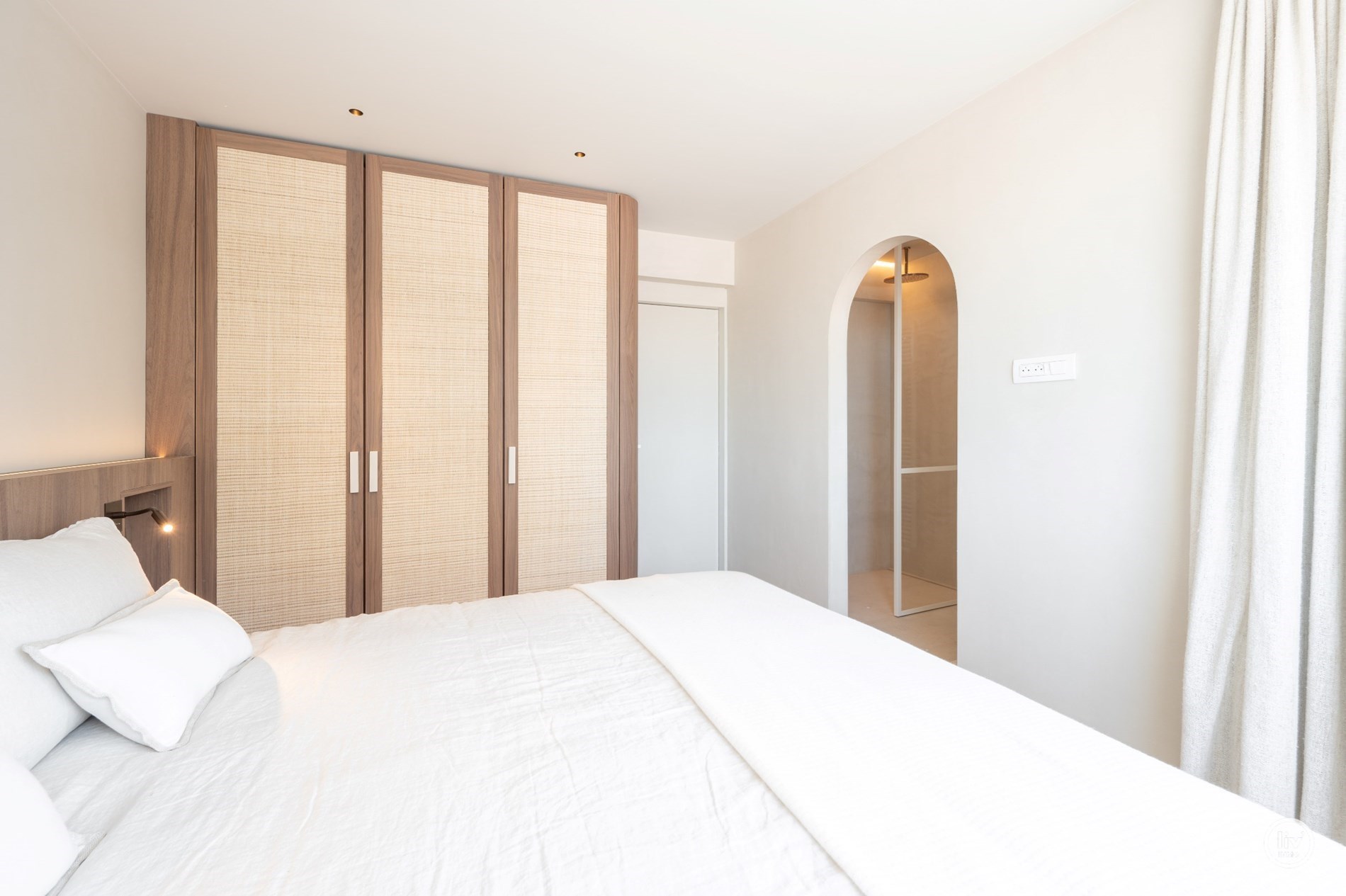 Magnifique appartement d'angle avec vue frontale sur la mer et terrasse orientée ouest situé sur la place de la Tour de Lumière à Knokke. 