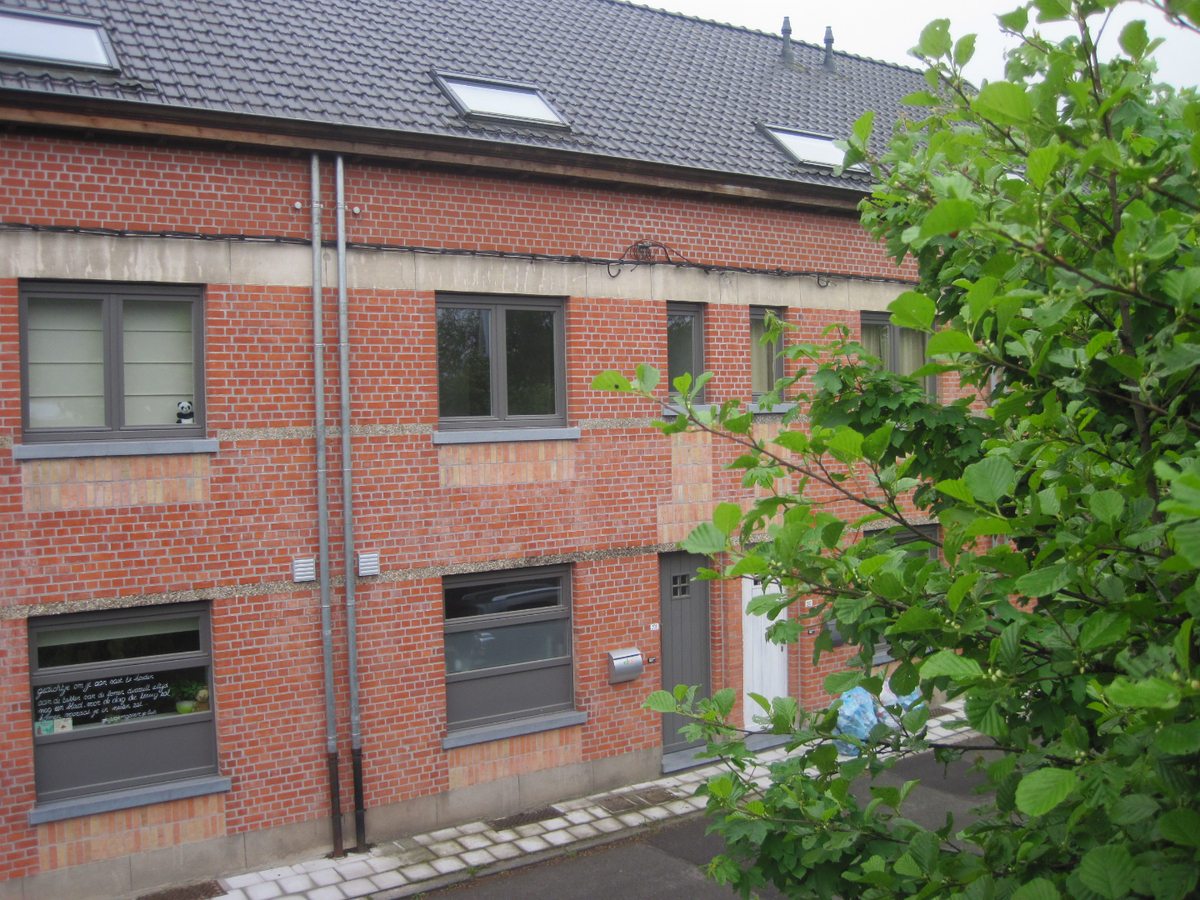 Recent vernieuwde rijwoning nabij de Schelde. 