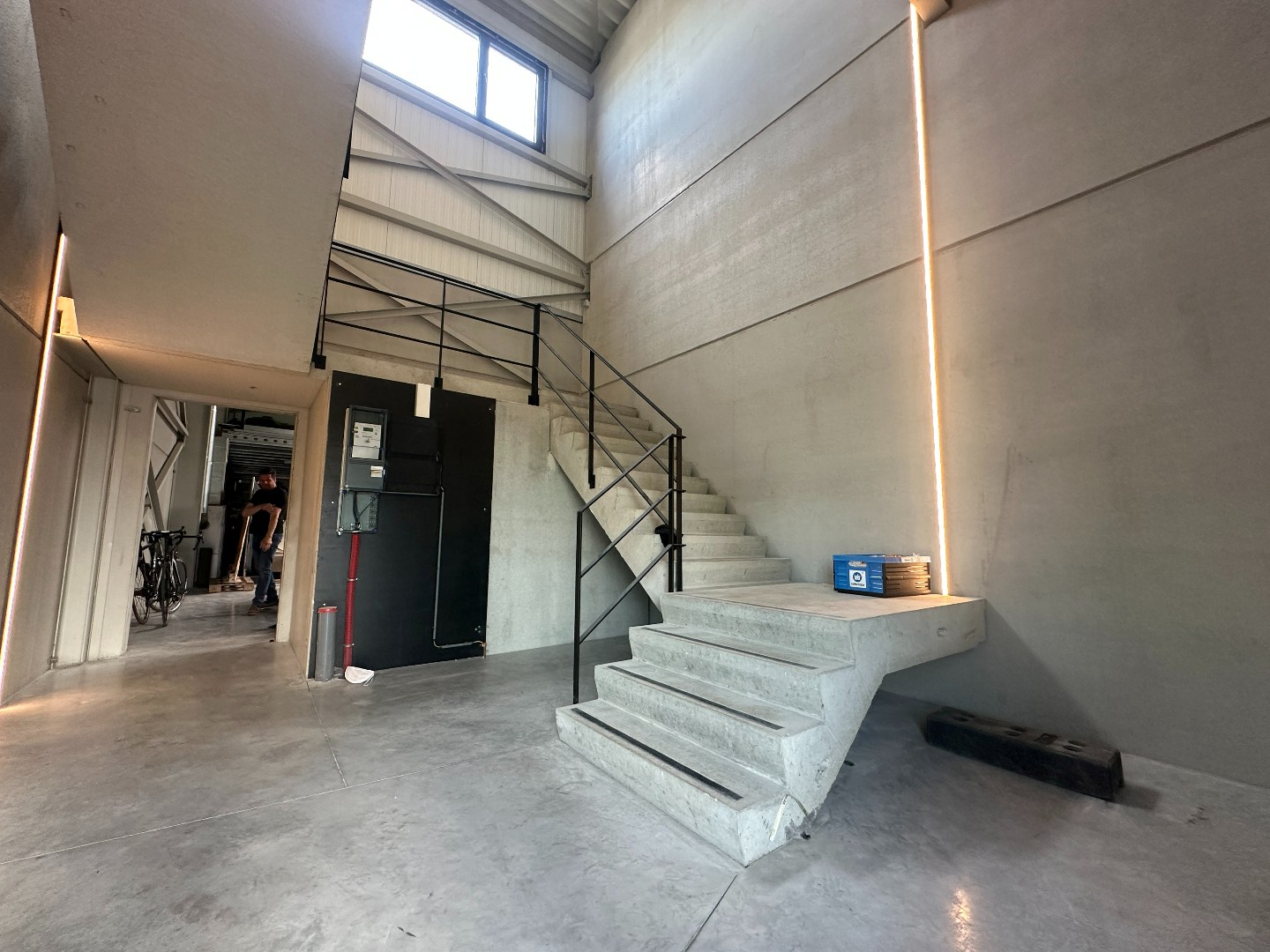 Prachtige kantoorruimte, 275 m², met private parking, gunstig gelegen te Torhout. 