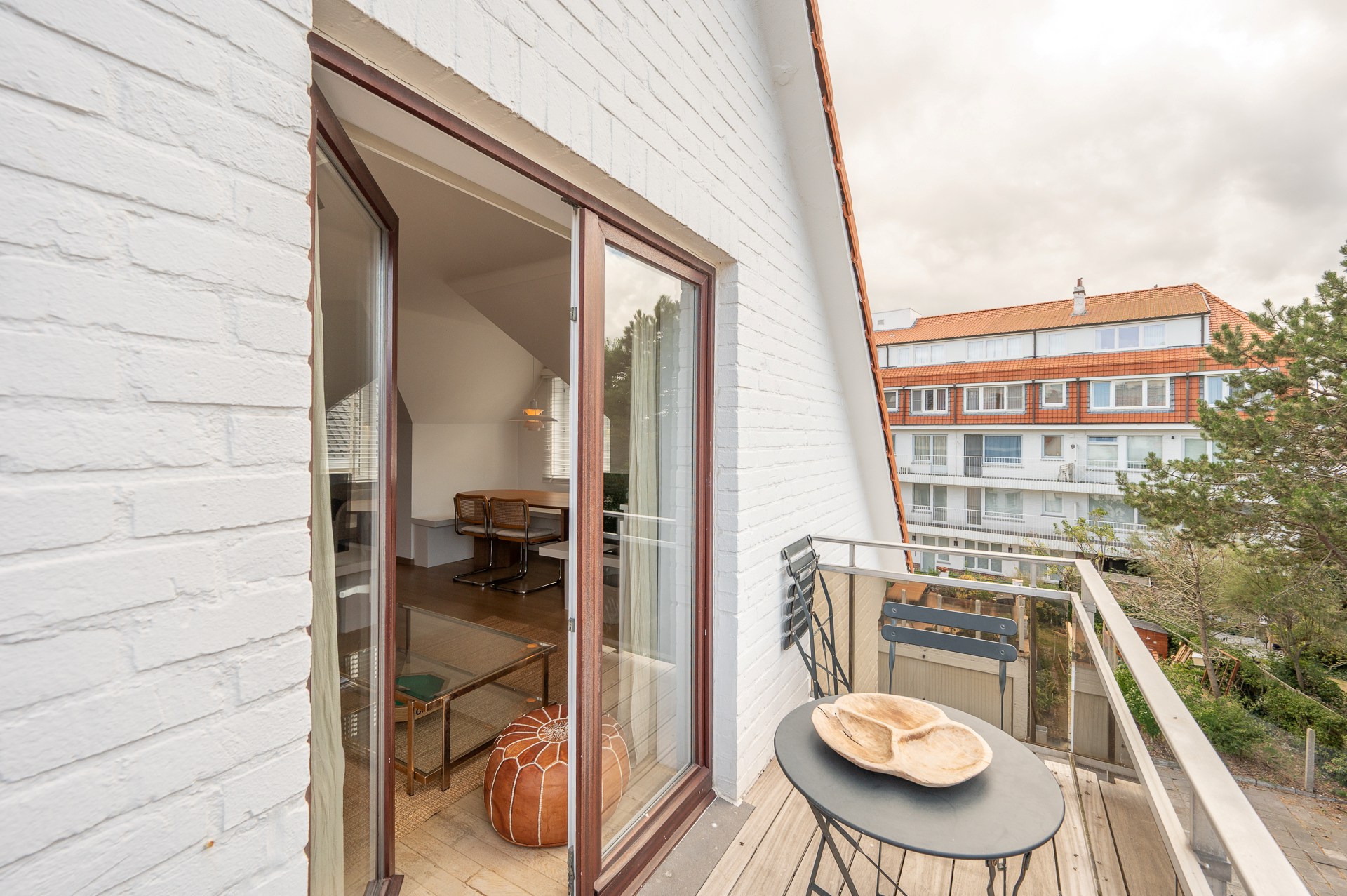 Appartement lumineux d'angle avec terrasse situé à distance de marche de la digue du Rubensplein. 