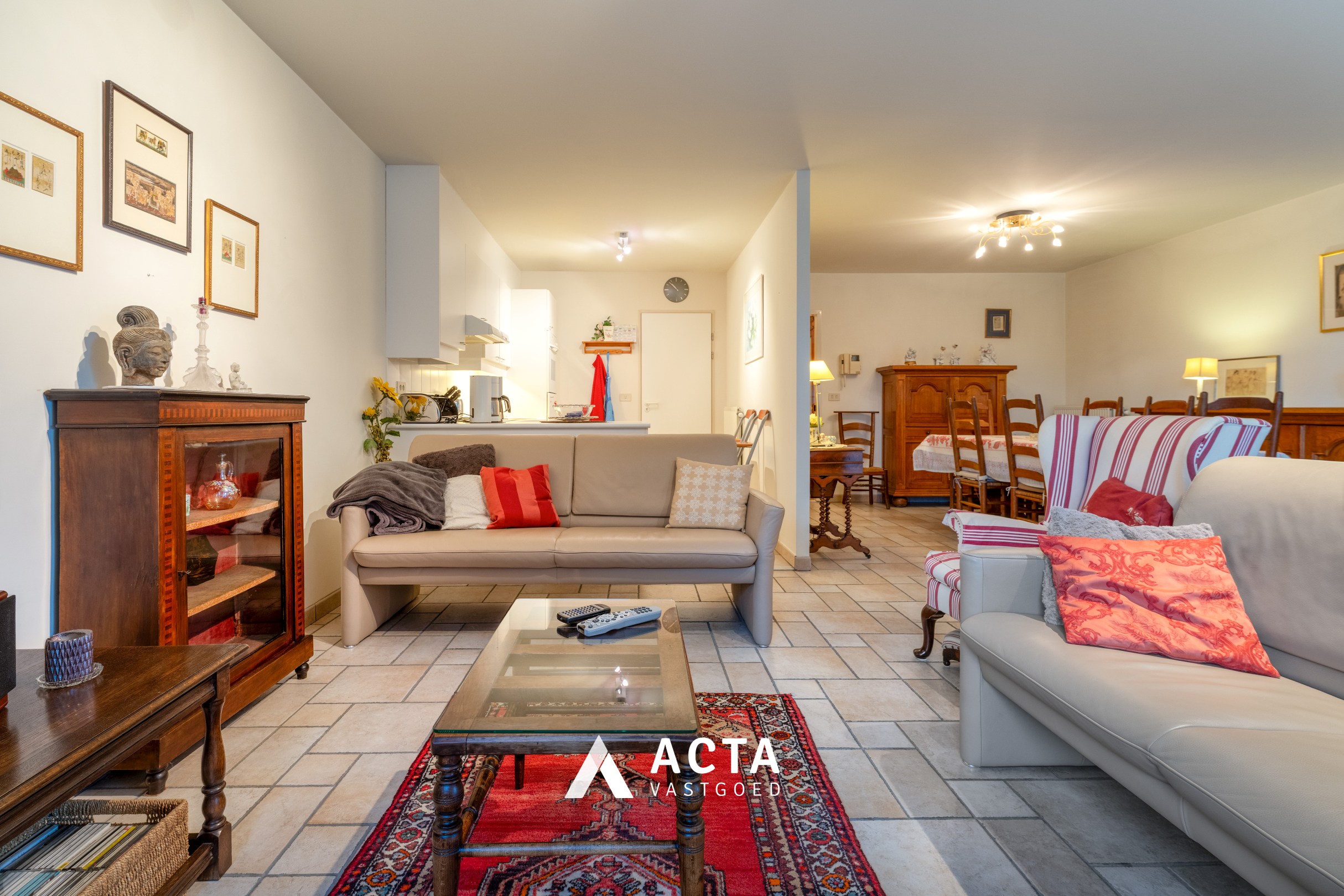 Ruim hoekappartement met twee slaapkamers in Mariakerke 