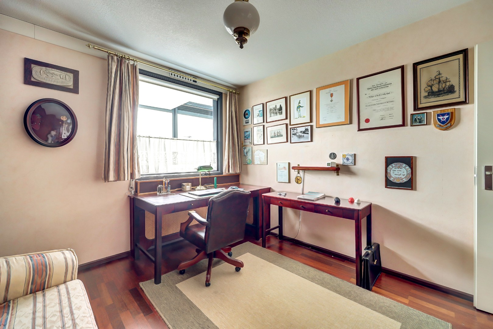 Licht en royaal 3-kamerappartement op de 2e etage met riant balkon en een garagebox in de onderbouw. 