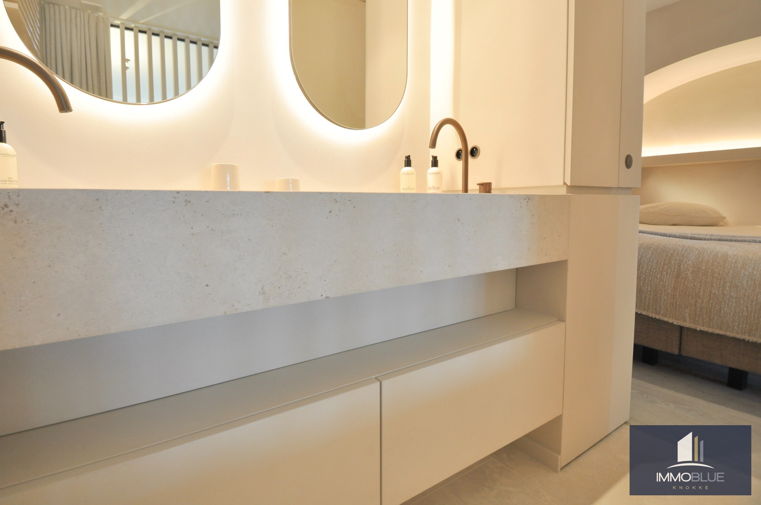 Appartement exceptionnel avec vue frontale sur la mer et une façade d’environ 11,5 mètres, situé au Zoute. 