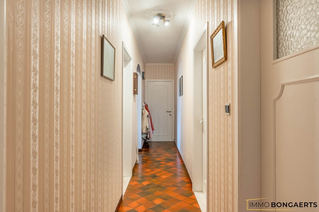 Ruime half open bebouwing met vier slaapkamers op een groot perceel 