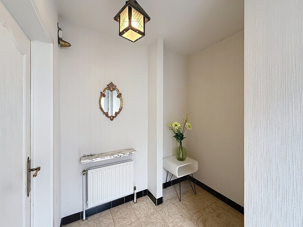 Kloeke woning met vier slaapkamers en ruim magazijn in Hulste. 