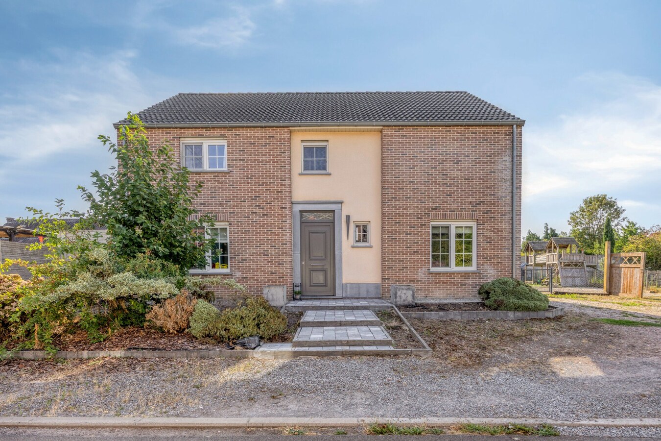 Prachtige pastoriewoning met 4 slaapkamers in Neerheylissem 