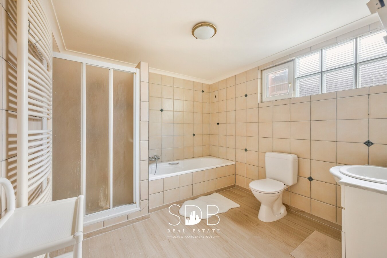 Hedendaagse villa met gezinstuin en graslanden op 7.496m² 