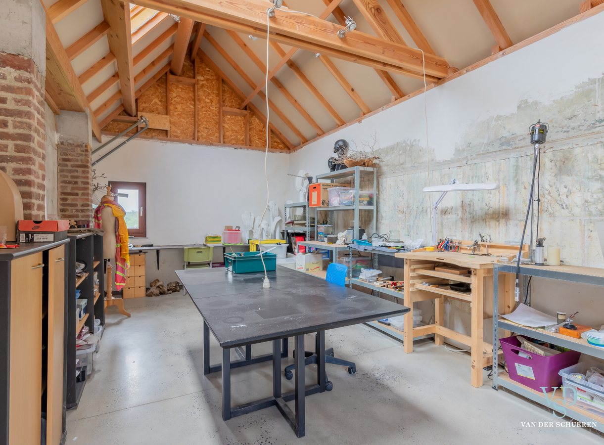 Authentieke herenwoning met atelier / bureau's. 