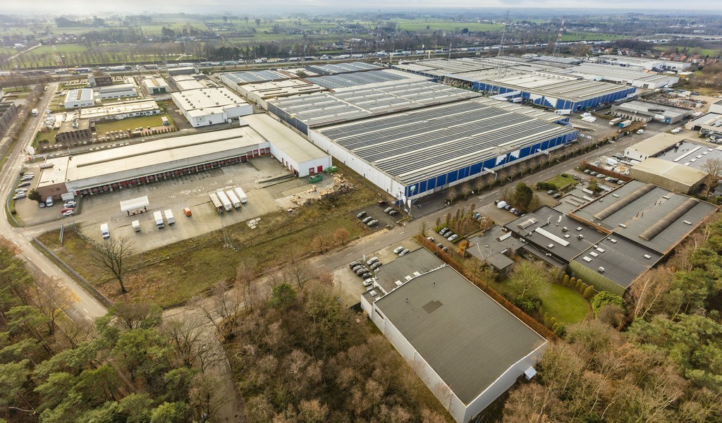 Loods met rolbrug te huur vlakbij afrit E17 te Sint-Niklaas