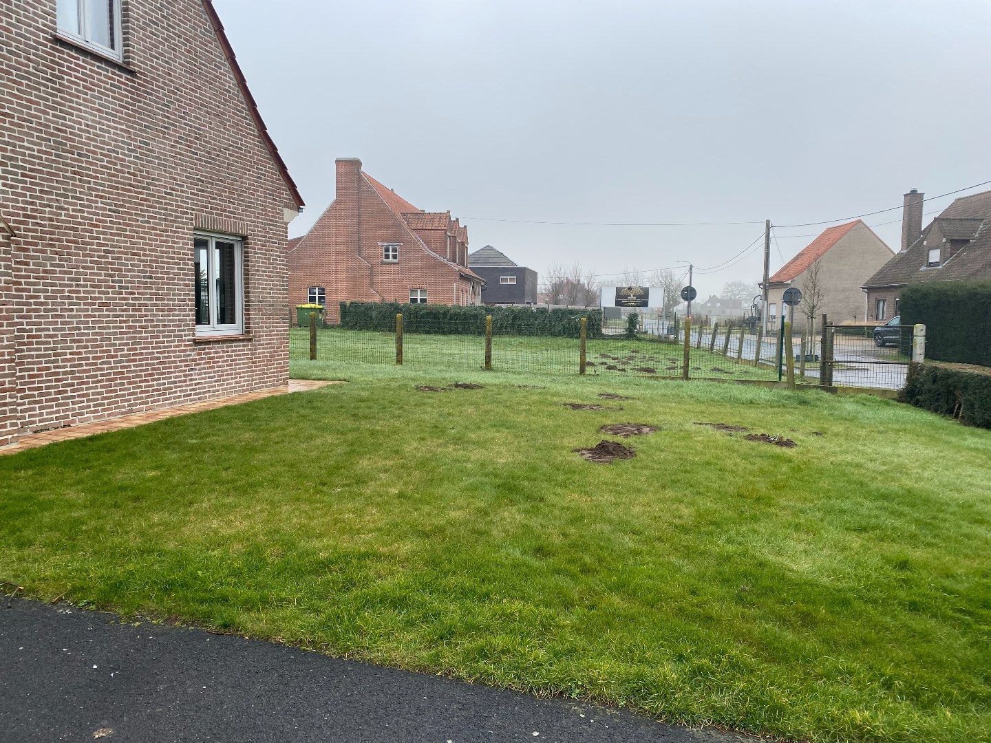 Ruime woning met drie slaapkamers en tuin. 