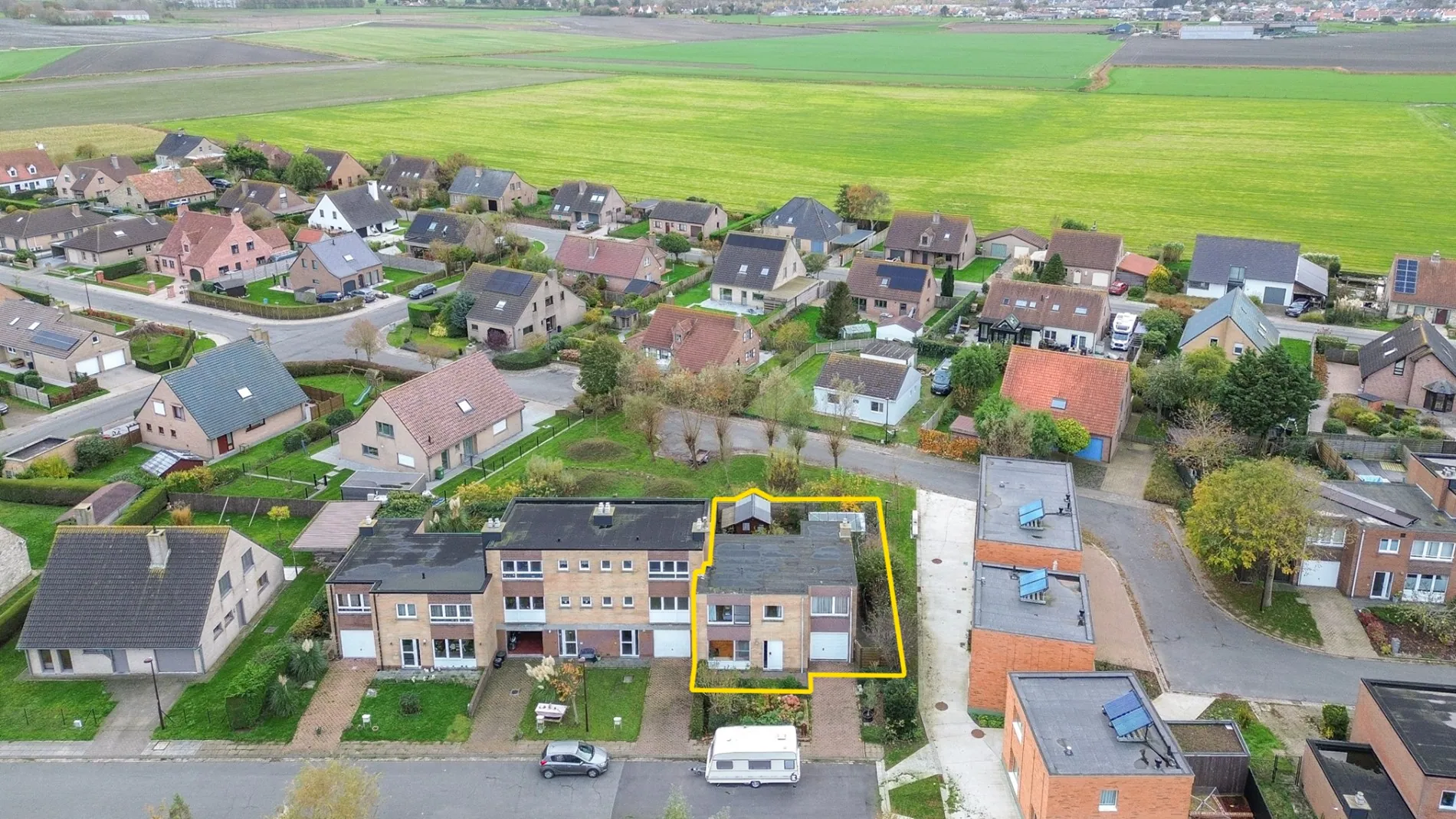 Halfopen bebouwing in rustige woonwijk te De Haan, vlakbij het centrum