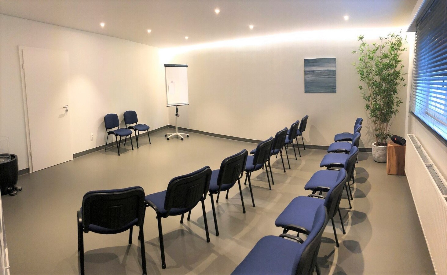 Centraal gelegen handelspand op een zichtlocatie vlakbij het centrum - Heist 