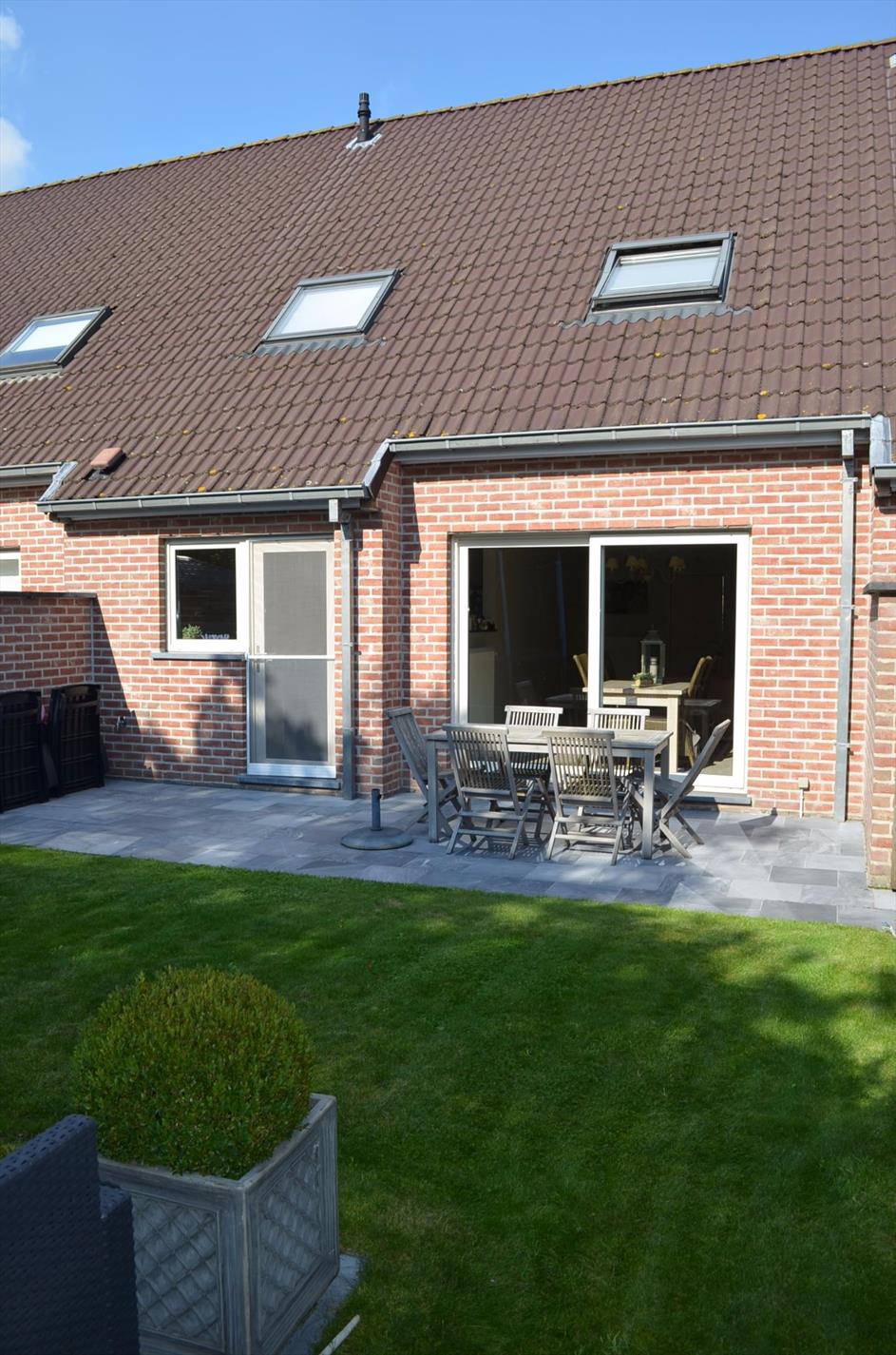 Recente gezinswoning met 3 slpks, garage en tuin rustig gelegen te Adegem 