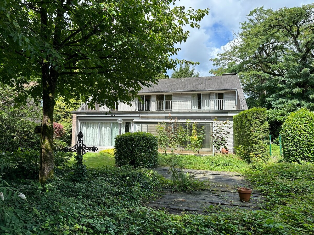 Ruime te renoveren woning met 5 slaapkamers op 1.250 m² 