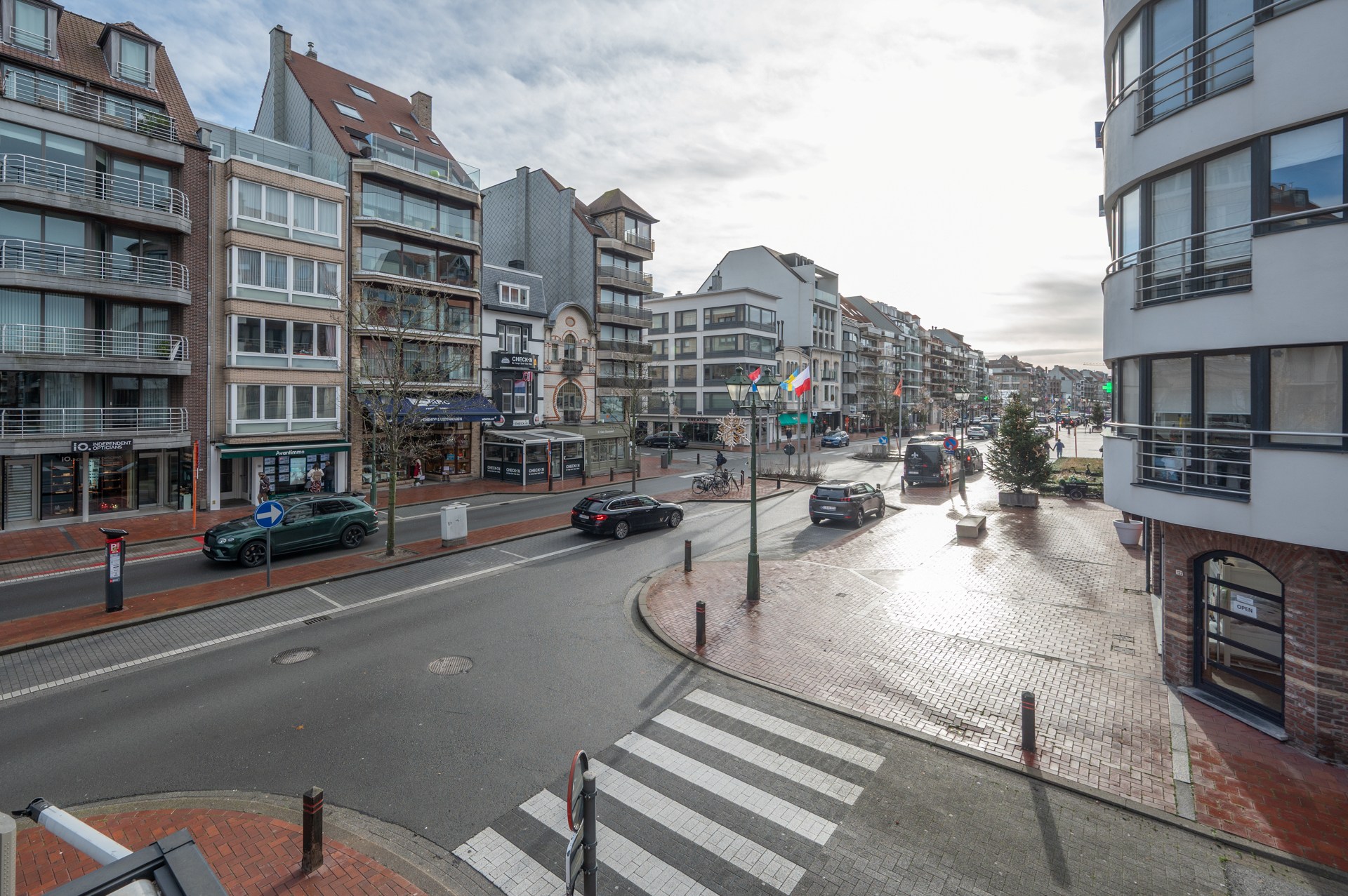 Volledig gerenoveerd HOEKappartement goed gelegen te Lippenslaan 
