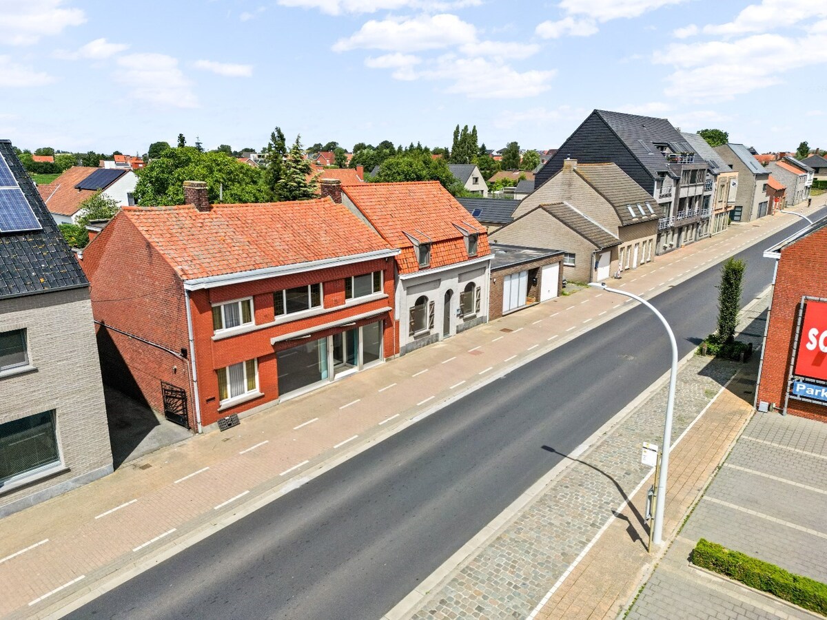 Ruime handelspand met woonst op commerciële ligging 