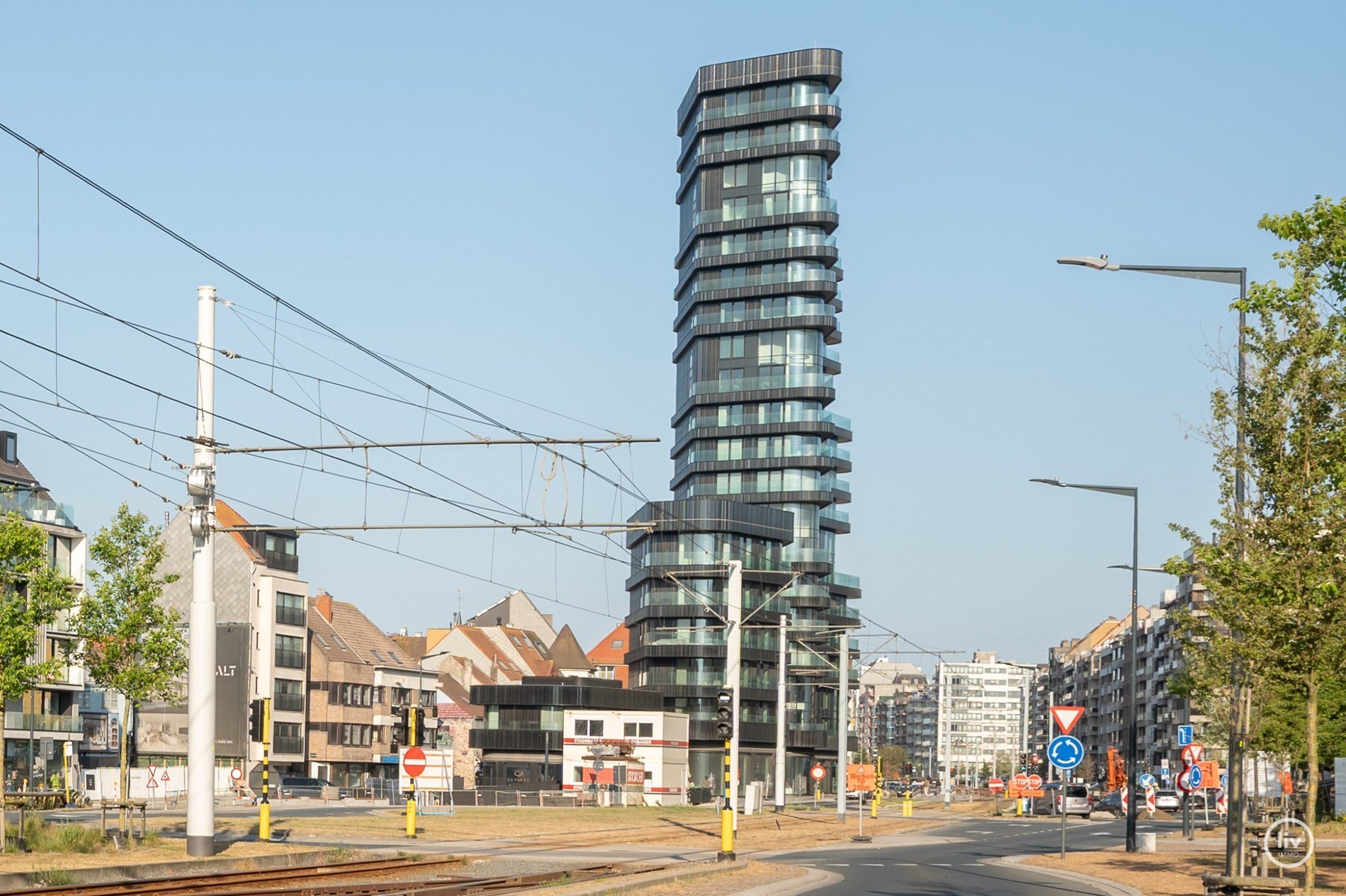 Duplex-appartement te koop in het prestigieuze en architectonisch nieuwbouwproject ‘Heldentoren’, gelegen aan het Heldenplein te Heist met frontaal zicht op de zeedijk en Zee nabij de talrijke winkels 