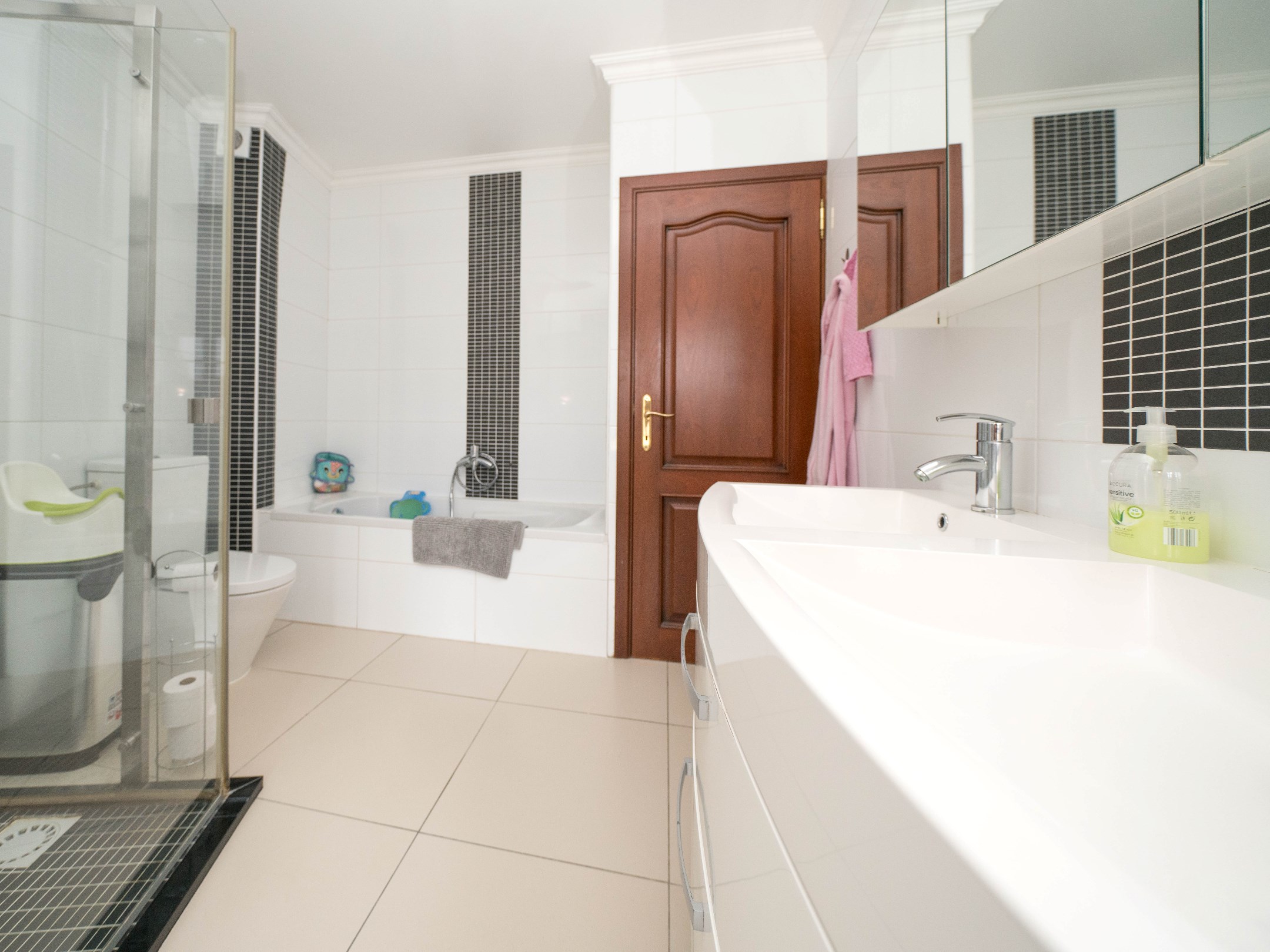 Zeer grote, instapklare woning met 6 kamers en 2 badkamers 