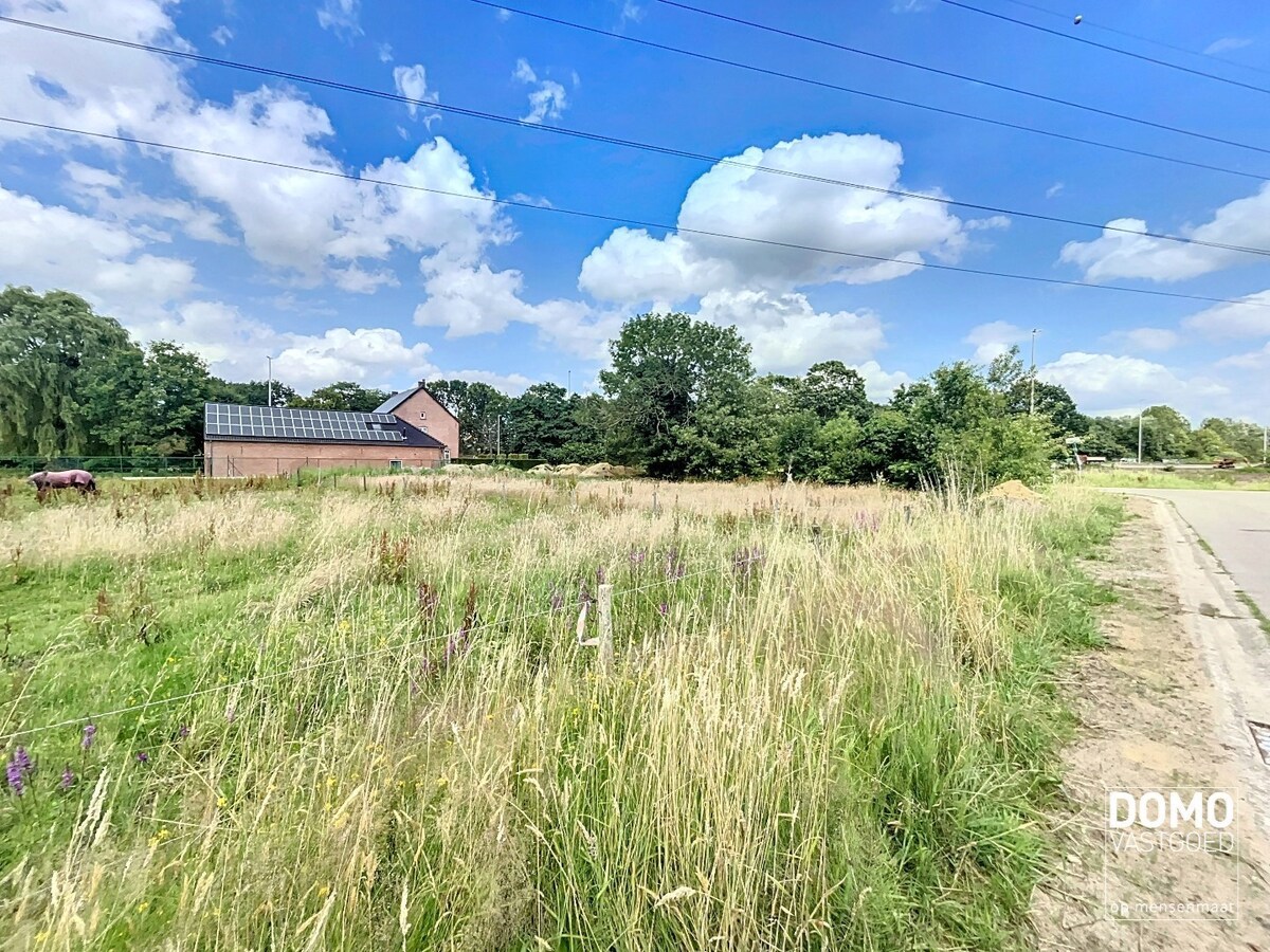 Ruime bouwgrond voor een half open bebouwing, gelegen op een perceel van 7a74ca. 