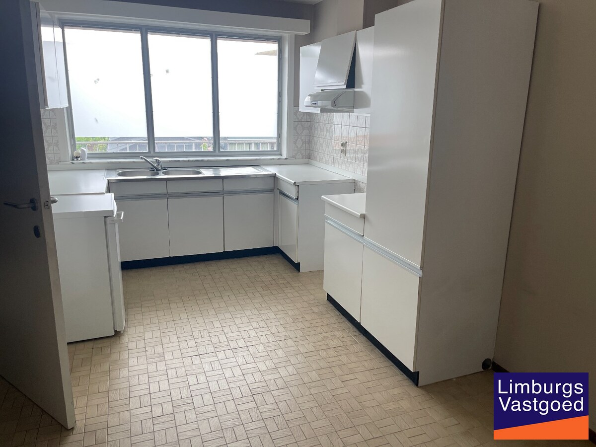 Kantoorgebouw 482m² op 3a85ca met tuin en garage op commerciële topligging 