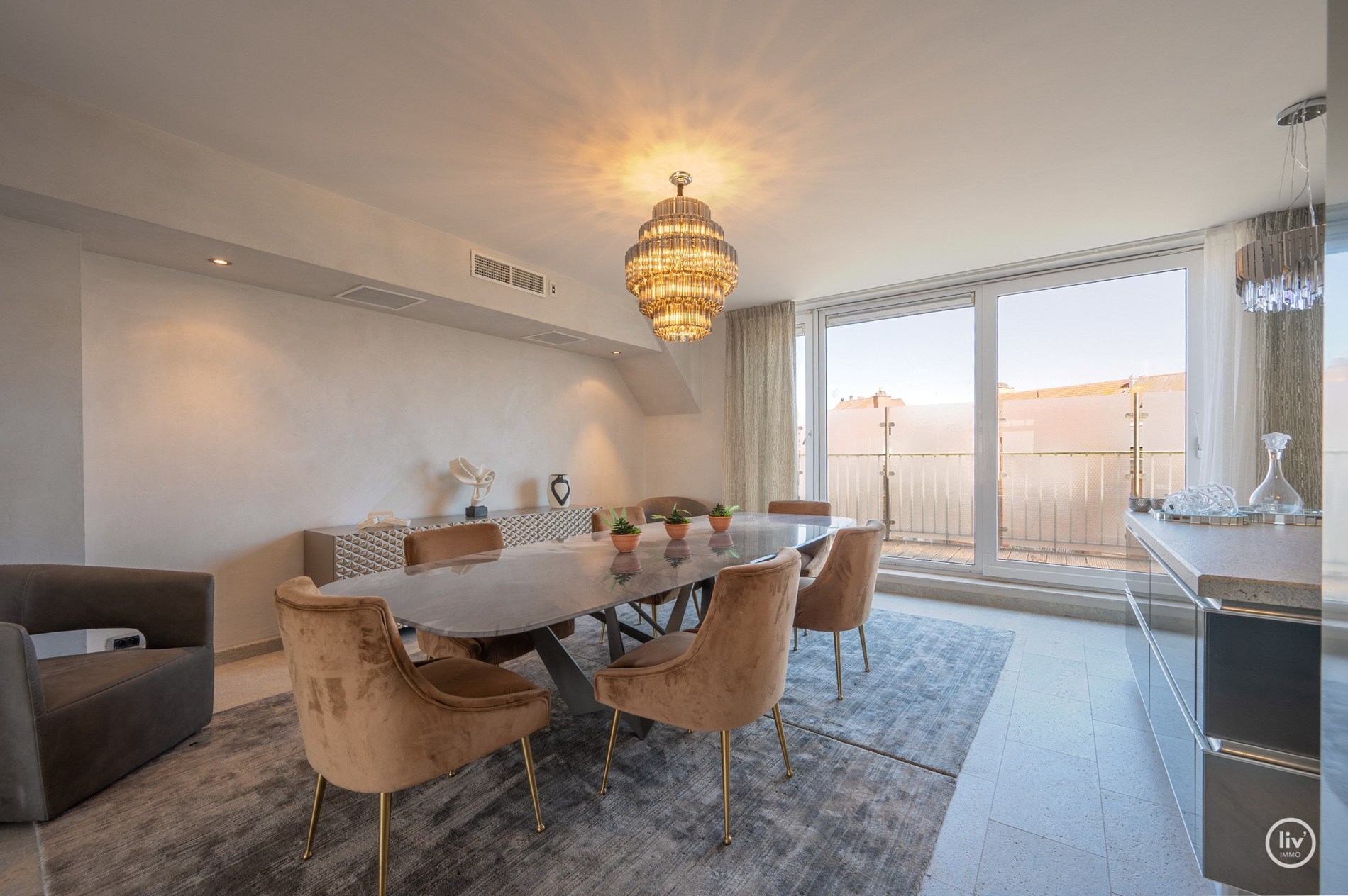 Magnifique et spacieux appartement de 3 chambres avec de belles terrasses et une vue dégagée agréable. 