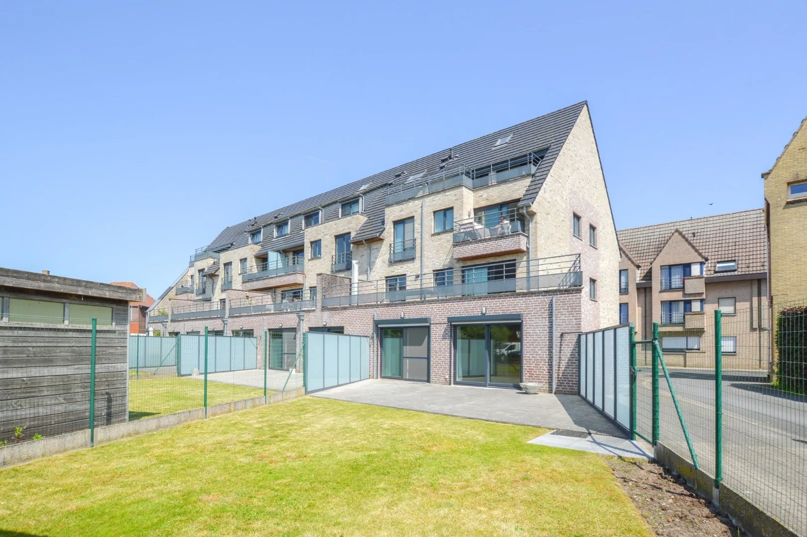 Ruim gelijkvloersappartement met 2 slpks te Aartrijke 