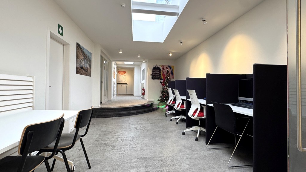 Ingedeelde kantoorruimte te huur vlakbij R4 en E40 in Drongen