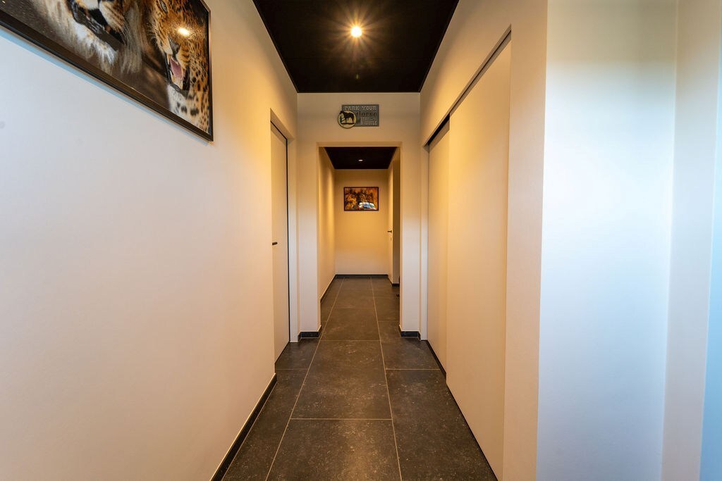 PRACHTIG GERENOVEERDE WONING MET 3 SLAAPKAMERS, 2 BADKAMERS, INPANDIGE GARAGE EN PAARDENSTALLINGEN MET ENERGIEZUINIG EPC TE WIJER (NIEUWERKERKEN) 