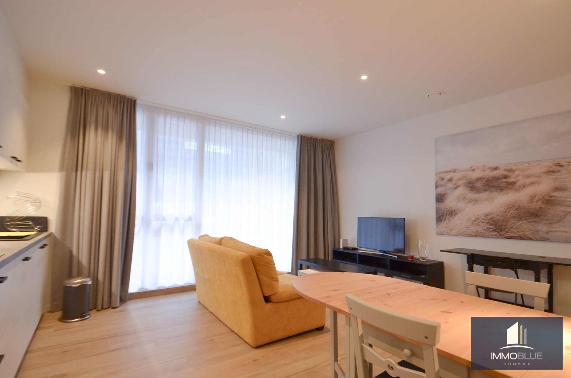 Recent appartement, centraal gelegen op een boogscheut van de zee. 