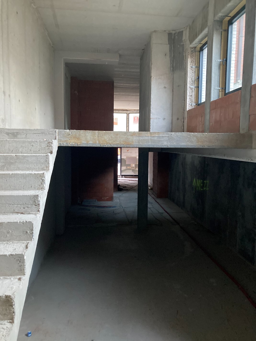 Local commercial avec mezzanine et beaucoup de luminosité situé dans une résidence neuve dans un emplacement de choix sur la Lippenslaan à Knokke. 