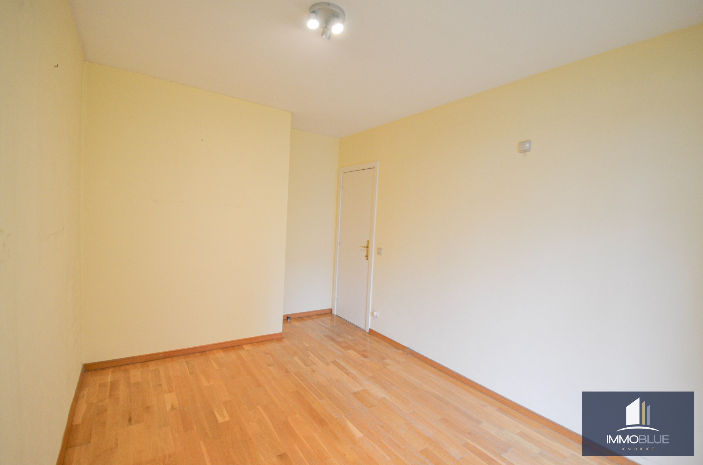 Lichtrijk hoekappartement met ruime terrassen gelegen in een klein residentie. 