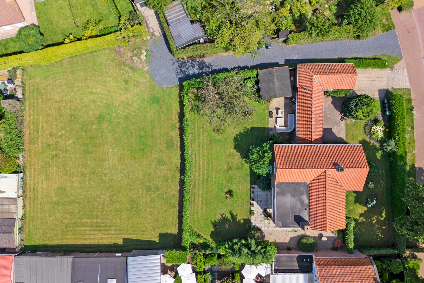 Vrijstaande woning met vijf slaapkamers, garage en royale tuin 