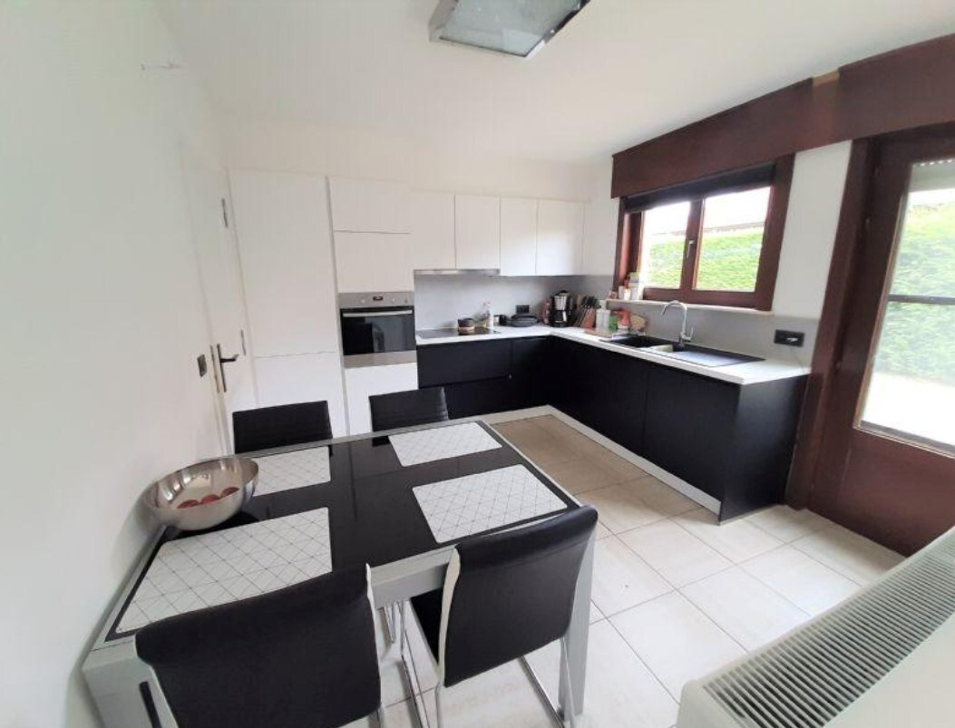 Ruime alleenstaande woning met 2 slpks en garage 