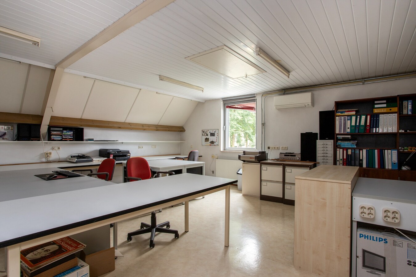 Vrijstaande degelijk gebouwde woning met inpandige dubbele garage. 