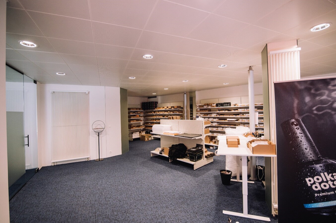 Ruim commercieel pand met parking. Uitstekende ligging nabij station en ziekenhuis. 