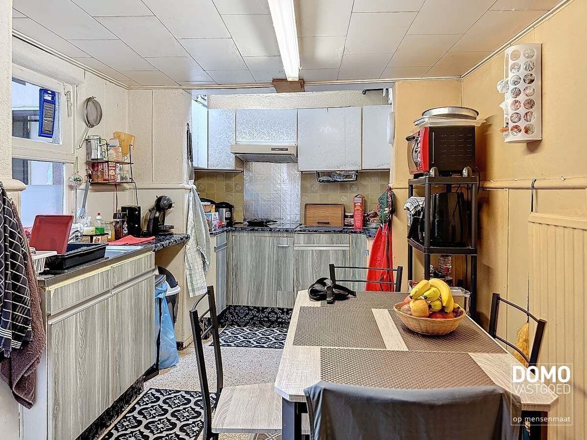 Te renoveren rijwoning met tuin en 3 slaapkamers in Hasselt. 