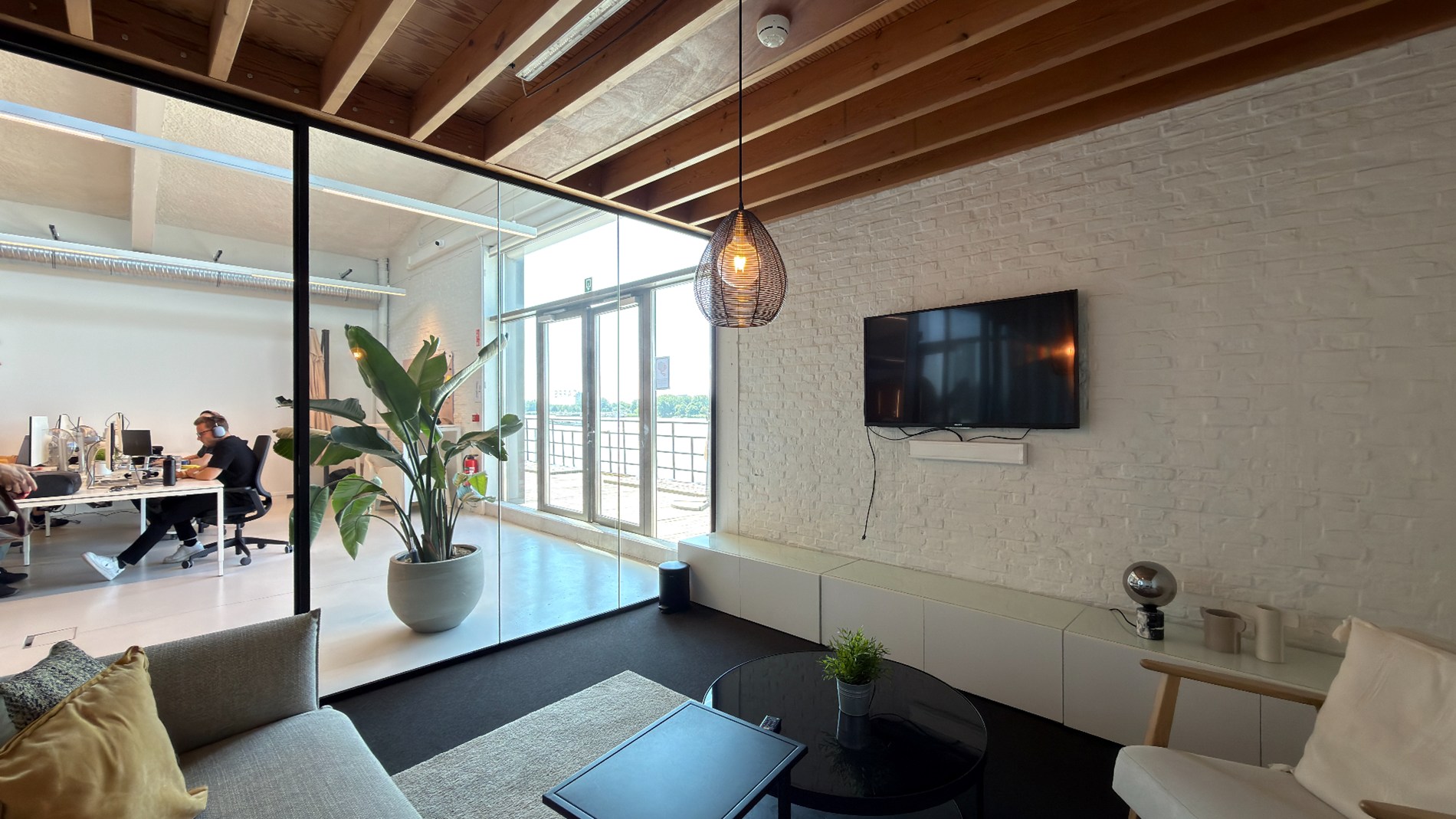 Gerenoveerde loftkantoren te huur in Hangar 26 in Antwerpen