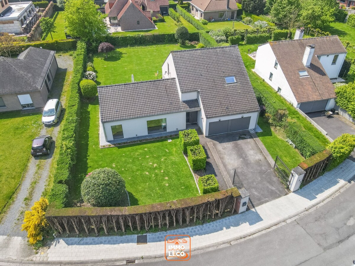 Villa, avec 6 CHAMBRES, 2 salles de bains, parking privatif, double garage et jardin, COUP DE CŒUR absolu !!! 