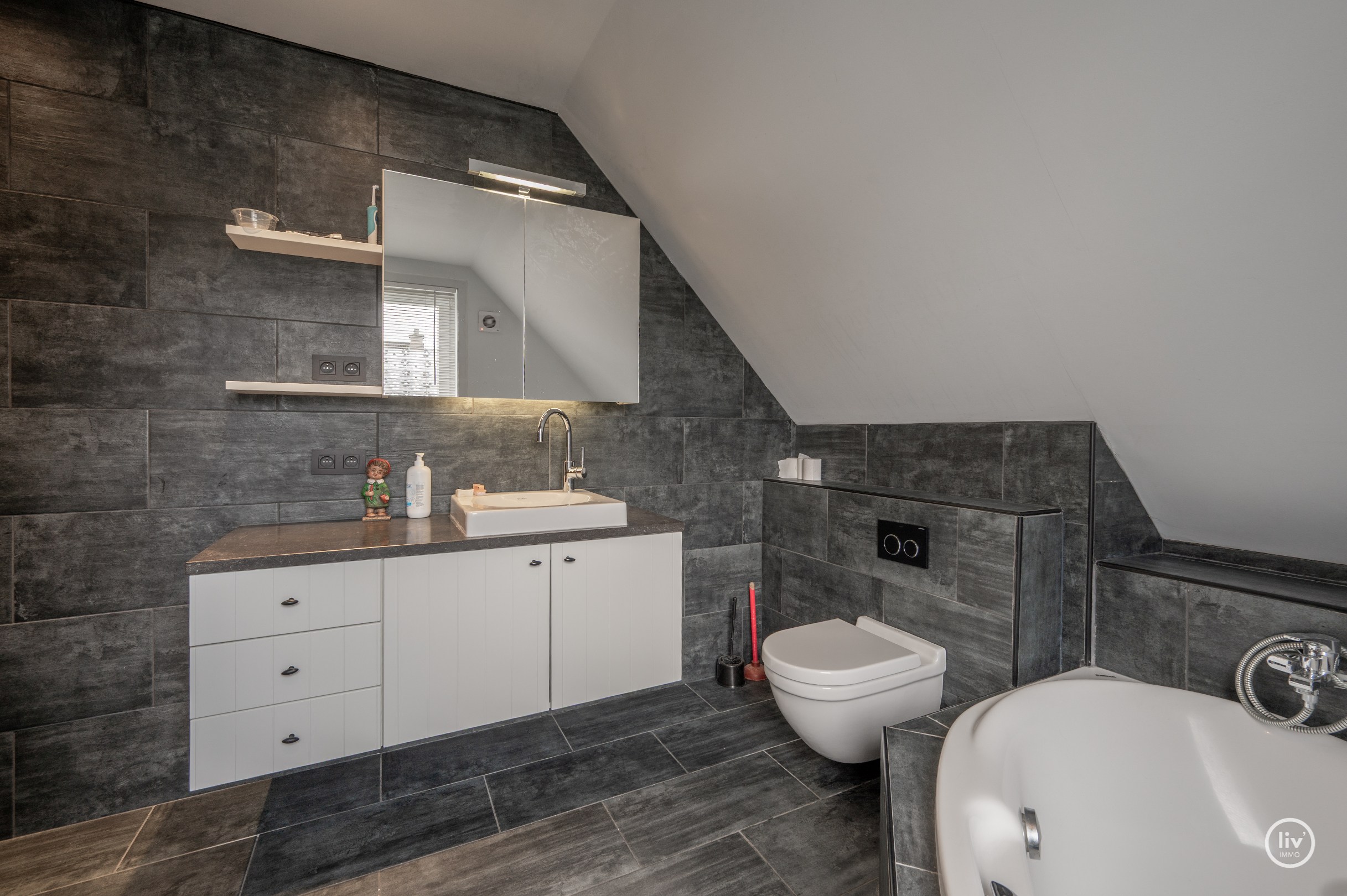 Ruime woning met 4 slaapkamers gelegen in centrum Knokke vlakbij Duinenwater. 