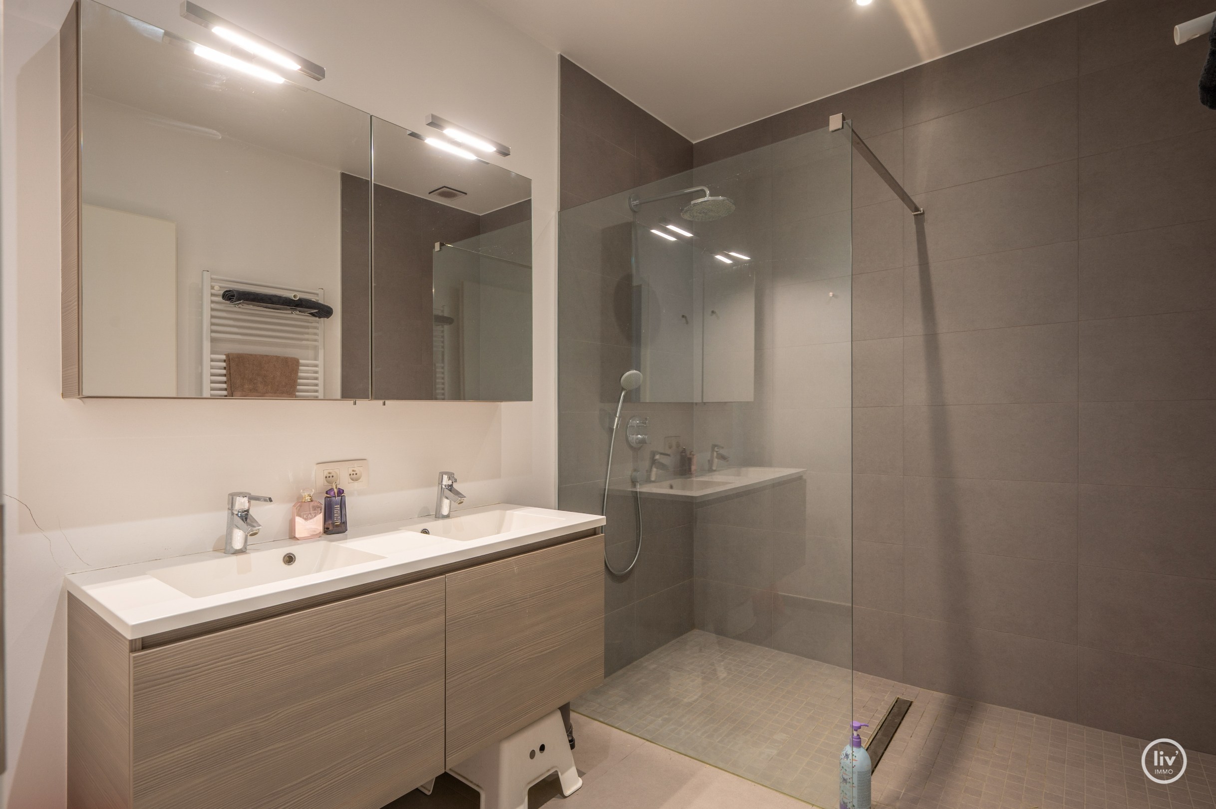 Appartement spacieux et récent (2015) avec une agréable terrasse dans un emplacement agréable sur l'avenue Léopold à Knokke. 