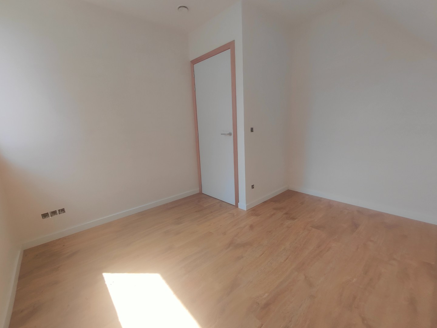 Afgewerkte woning met 3 slaapkamers &amp; ruim zonnig terras + autostaanplaats en berging 