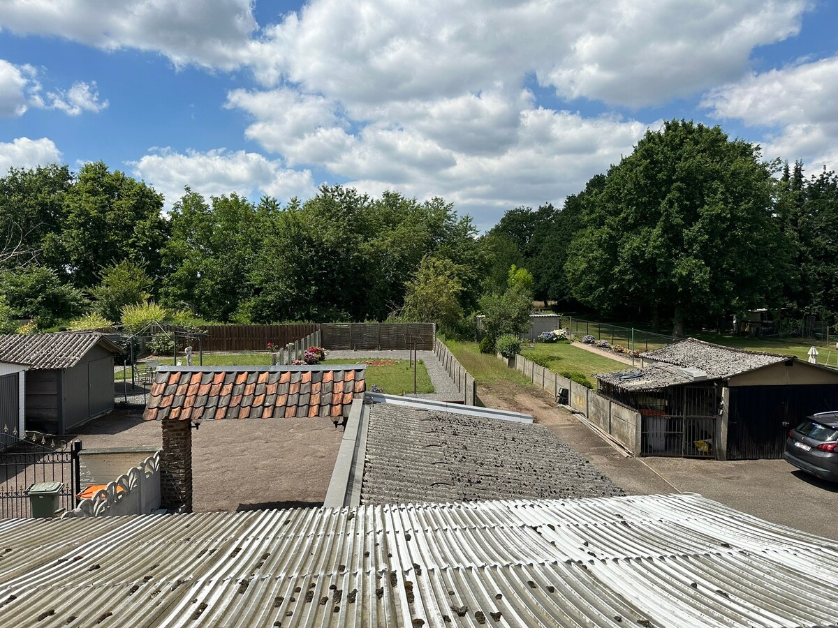 Charmant Leut : te renoveren woning met 3 slaapkamers, terras, tuin, garage, berging. 