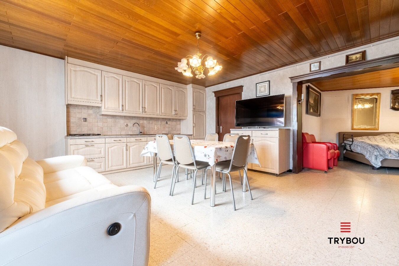 Verrassend ruime woning aan de rand van Houthulst op ruim perceel van 720m². 