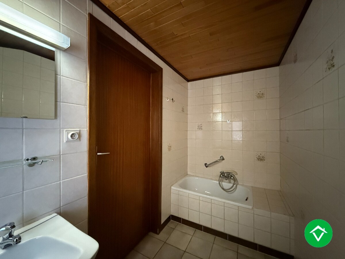 Centraal gelegen woning met 3 slaapkamers en diepe tuin te Roeselare 