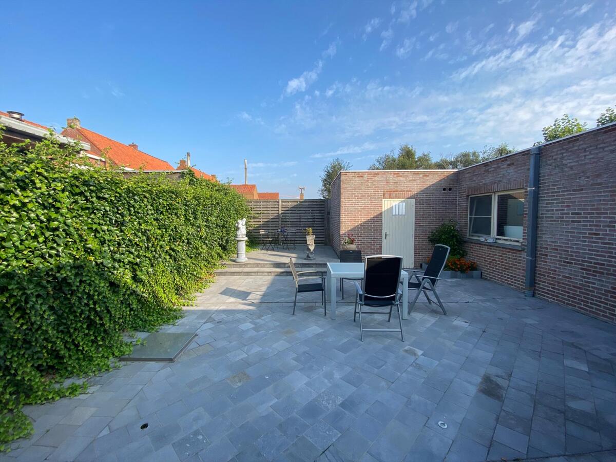 Ruim handelshuis met woonst voor de Kerk in Jonkershove 