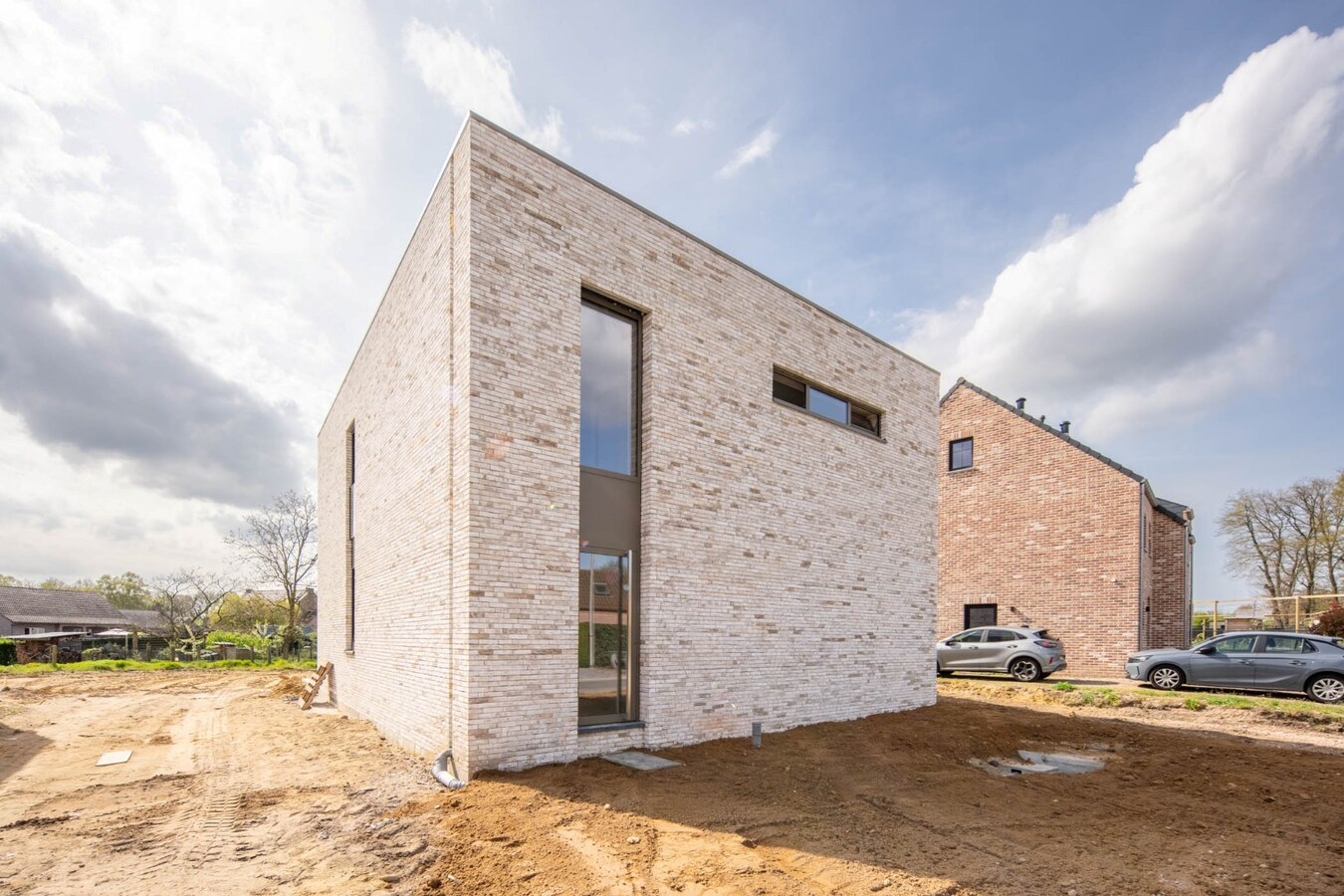 Vrijstaande, rustig gelegen CASCO + afgewerkte woning in een moderne bouwstijl op een fraai perceel op een rustige locatie! 